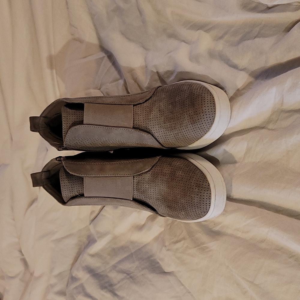 Beige Wedged sneakers.
